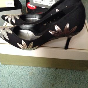 New heels with flower by Joey brand